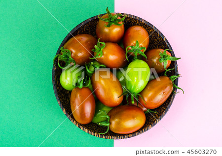 Wooden bowl with mature and immature tomatoes Wooden bowl with mature and immature tomatoes 45603270