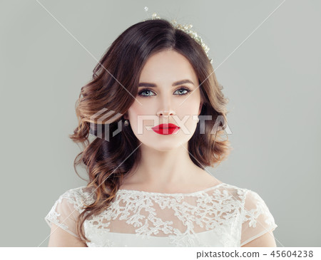 Glamorous woman bride with classic makeup Glamorous woman bride with classic makeup 45604238