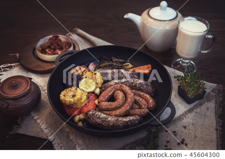 Grilled sausages with vegetables 45604300