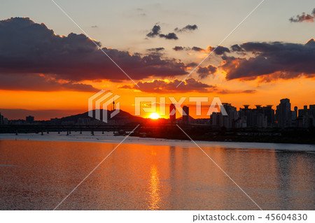 漢江的強烈而美麗的日落 45604830