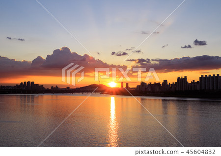 漢江的強烈而美麗的日落 漢江的強烈而美麗的日落 45604832