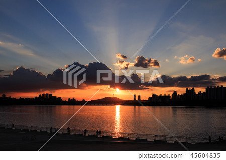 The intense and beautiful sunset of Han River The intense and beautiful sunset of Han River 45604835