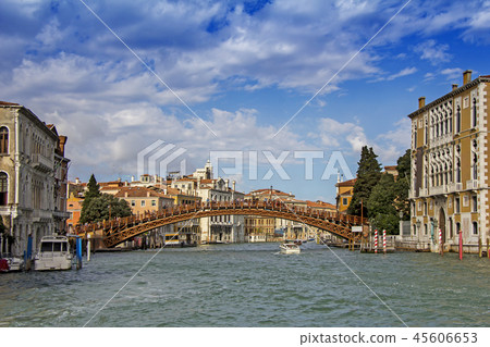 Buildings, gondolas, bridges and canals in Ve 45606653