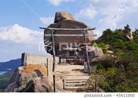 [Asujima Island] Layered rock and heavy rock (Oze Ishigamo Shrine) 45611000