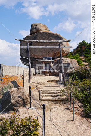 [Asujima Island] Layered rock and heavy rock (Oze Ishigamo Shrine) 45611001