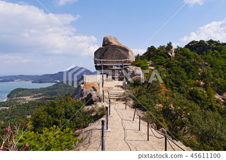 [Asujima Island] Layered rock and heavy rock (Oze Ishigamo Shrine) 45611100
