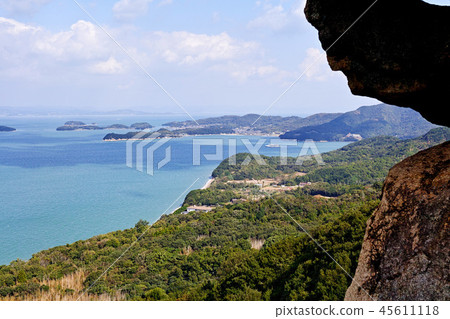 [Azudojima] Seto Inland Sea seen through lap rocks and heavy rocks (Oze Ishizushi Shrine) lap rocks 45611118