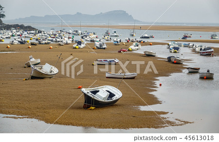 Low tide and boats running aground over the sand 45613018