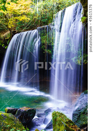 Autumn leaves of Nabegadaki Water curtain [Oguni Town, Aso District, Kumamoto Prefecture] 45615376