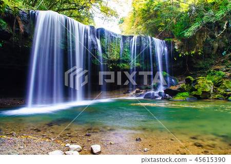 Autumn leaves of Nabegadaki Water curtain [Oguni Town, Aso District, Kumamoto Prefecture] 45615390