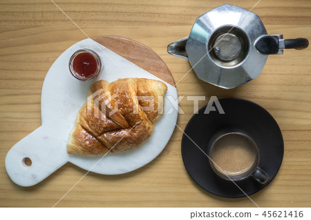 Black coffee with creama , Moka pot and croissant 45621416