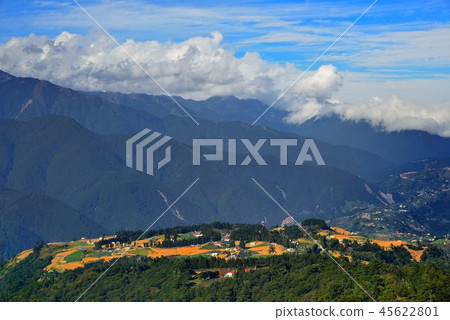 藍天白雲,綠色背景,美麗的山景. 45622801