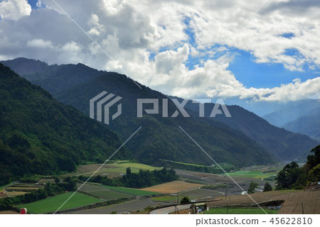 藍天白雲 綠色背景 美麗的山景 照片素材 圖片 圖庫