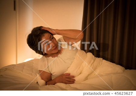 在半夜失眠醒來的高級女人 45623627