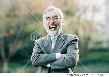 微笑的老人在公園 45624023