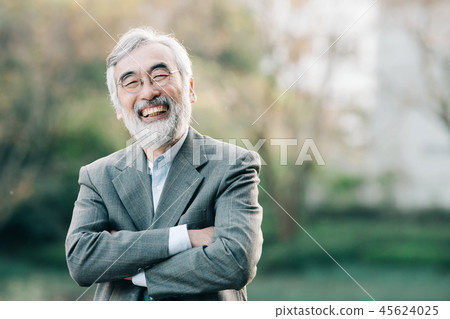 微笑的老人在公園 45624025