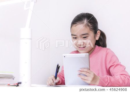 小學女生學習平板電腦學習 45624908