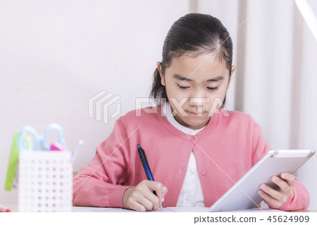 學習與片劑的小學女孩 學習與片劑的小學女孩 45624909