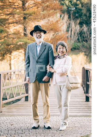 Senior couple to travel Autumn leaves Autumn Senior couple to travel Autumn leaves Autumn 45628490