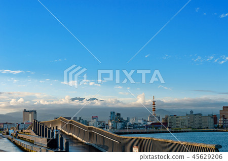 [Aomori Bay Area, Aomori Prefecture] "Hakkoda Mountain from the sea of clouds" seen from the North Breakwater in the early morning 45629206
