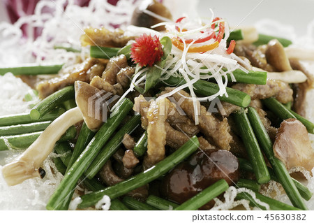 炒蒜薹和碎牛肉 45630382
