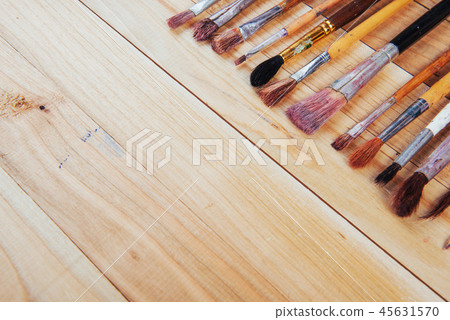 Bunch of old artist paintbrushes on wooden rustic table 45631570