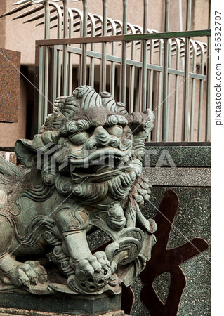 佛寺中的石獅子 佛寺中的石獅子 45632707