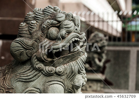 佛寺中的石獅子 佛寺中的石獅子 45632709