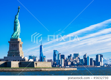 Statue of Liberty and a skyscraper in Manhattan 45632730