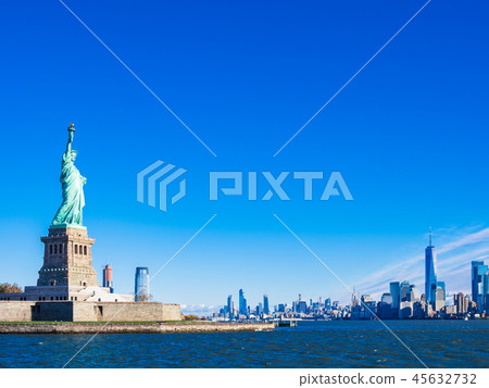 Statue of Liberty and a skyscraper in Manhattan 45632732