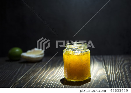 裝在玻璃瓶的果醬 裝在玻璃瓶的果醬 45635429