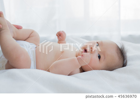 寶貝換尿布 45636970