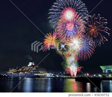 橫濱Minatomirai飛鳥II和煙花 橫濱Minatomirai飛鳥II和煙花 45639752