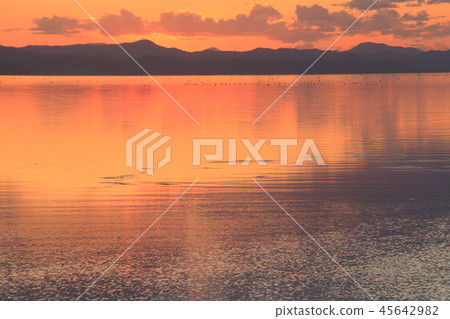 湖Saroma,湖Saroma,北海道,湖的日落視圖 湖Saroma,湖Saroma,北海道,湖的日落視圖 45642982