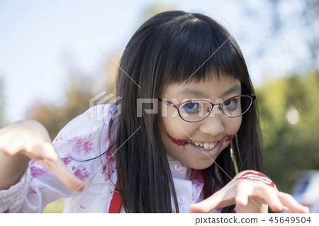 萬聖節圖像小學女孩與殭屍化妝花子廁所 萬聖節圖像小學女孩與殭屍化妝花子廁所 45649504