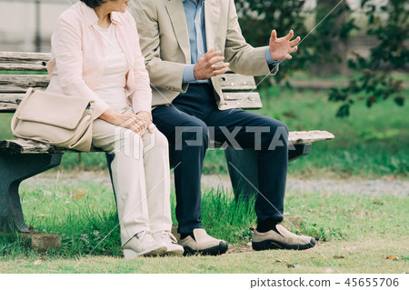 日本資深夫婦坐長凳 45655706