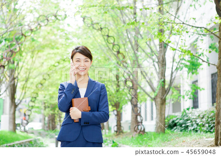 打電話的婦女,當拿著筆記本時 打電話的婦女,當拿著筆記本時 45659048