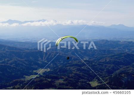 At Ogami-dake, fly against the backdrop of the cervical castle Miyama and shoot a paraglider 45660105