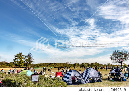 藍色衝動飛行風景在秋天空氣節日的 45660849