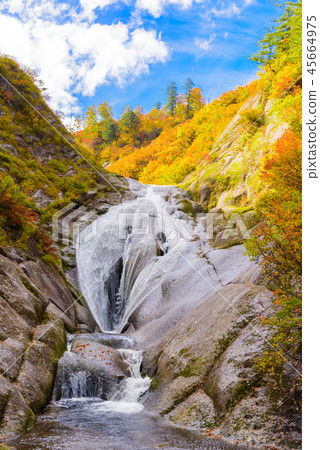 Momondo Waterfall 45664975