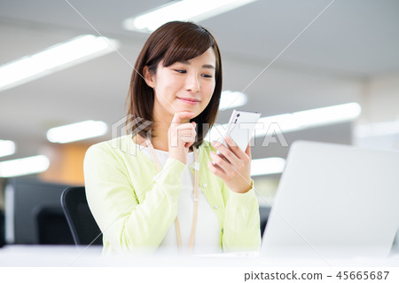 女商人(智能手機) 女商人(智能手機) 45665687