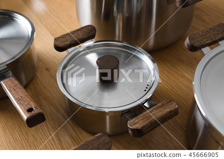 不銹鋼鍋在廚房裡 不銹鋼鍋在廚房裡 45666905