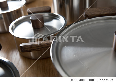 不銹鋼鍋在廚房裡 不銹鋼鍋在廚房裡 45666906