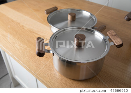 不銹鋼鍋在廚房裡 45666910