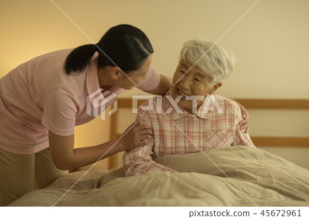 Going to bed 45672961