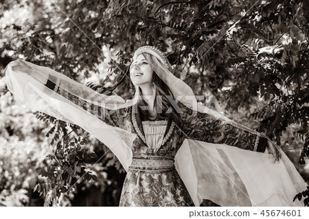 Medieval lady at outdoor. 45674601