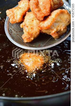 Cooking scene of fried chicken Cooking scene of fried chicken 45675585