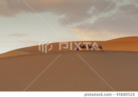 China, Inner Mongolia Autonomous Region, Alashan, Badan Desert 45680528