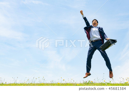 跳在藍天下的商人 45681384