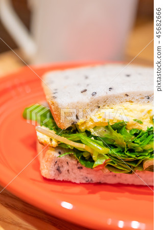 雞蛋三明治雞蛋和生菜三明治午餐咖啡館圖像 雞蛋三明治雞蛋和生菜三明治午餐咖啡館圖像 45682666